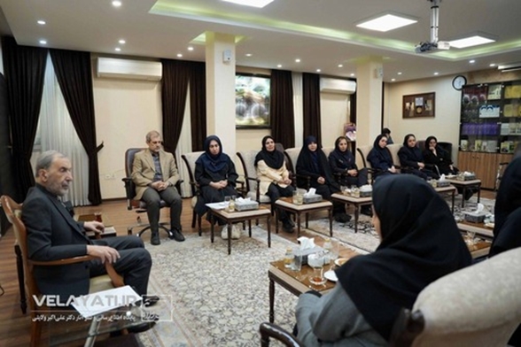 دیدار جمعی از پرستاران با دکتر ولایتی